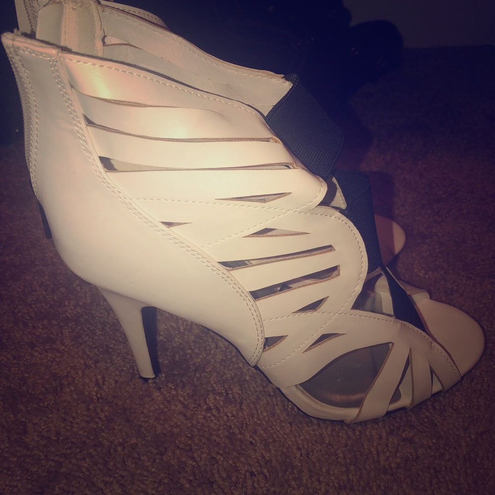 Cute pumps never worn!